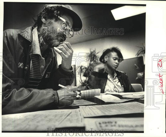 1988 Press Photo Aaron Joseph Tircuit prepares tax return with IRS volunteer - Historic Images