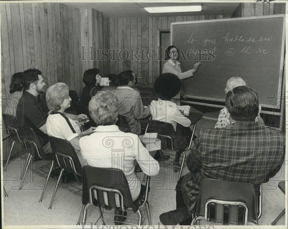 1975 Press Photo Beatriz deAcosta teaches language class at International House. - Historic Images