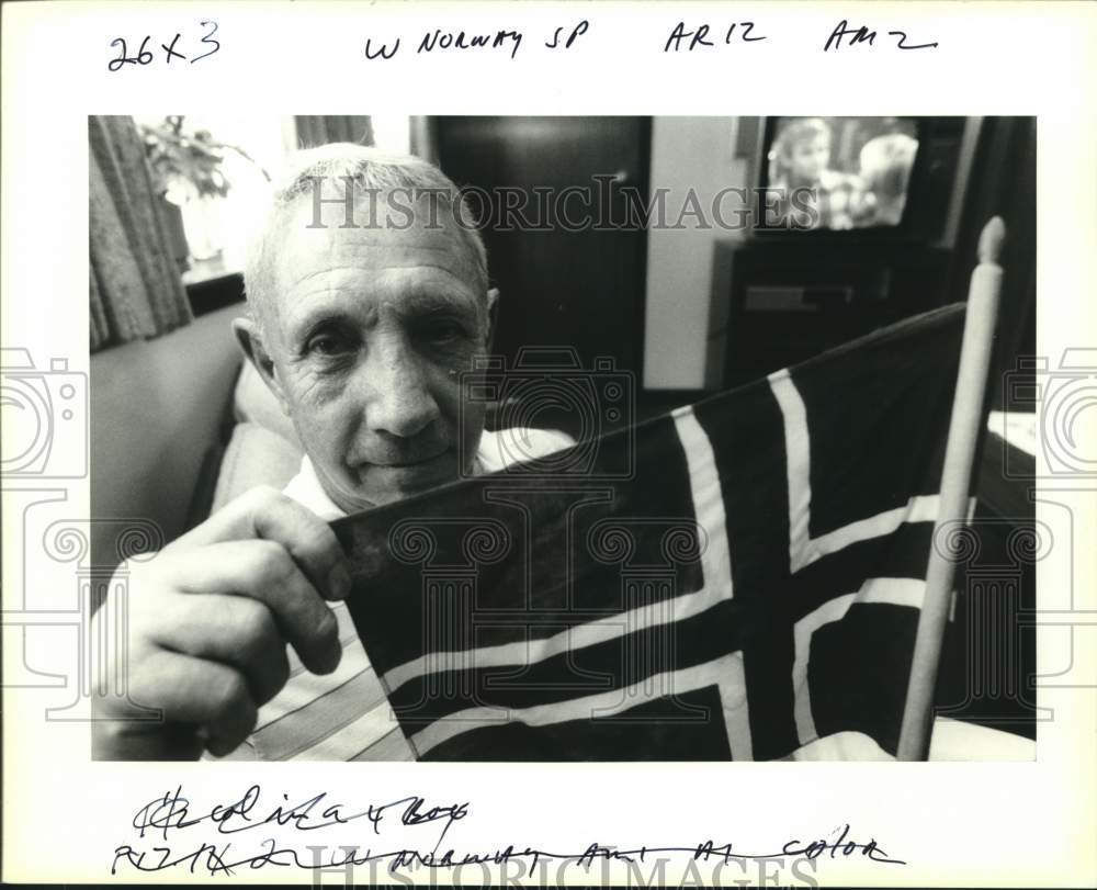 1993 Press Photo Finn Jacobsen holds Norwegian flag for Olympics - Historic Images