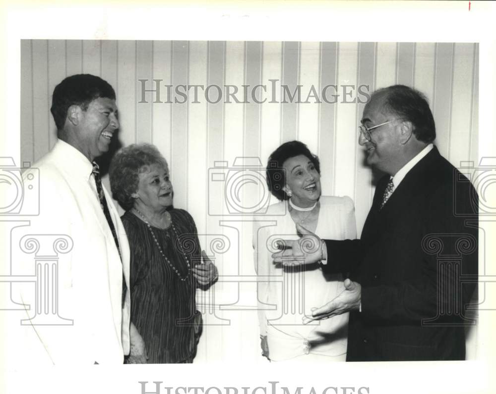 1995 Press Photo Group attending the Lung Association party - Historic Images