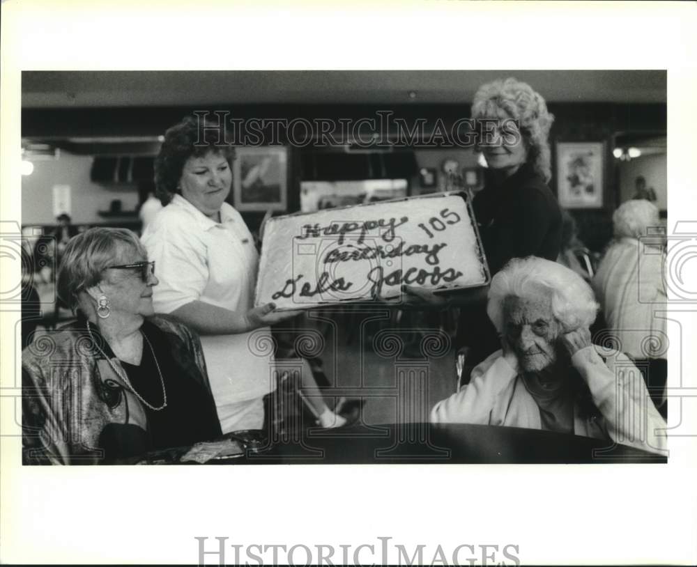 1992 Press Photo Dela Mae Jacobs celebrates 105th birthday at nursing home - Historic Images