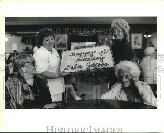 1992 Press Photo Dela Mae Jacobs celebrates 105th birthday at nursing home - Historic Images