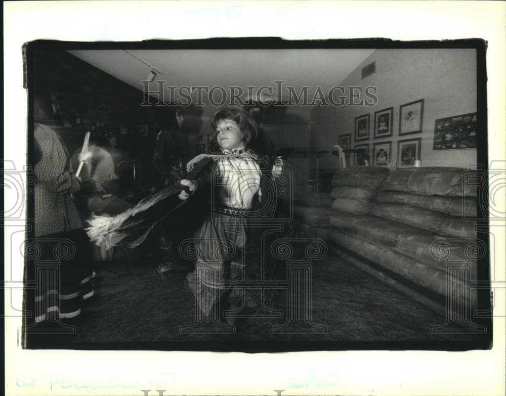 1992 Press Photo Christy Dardar practices her dancing for the up comming Pow Wow - Historic Images