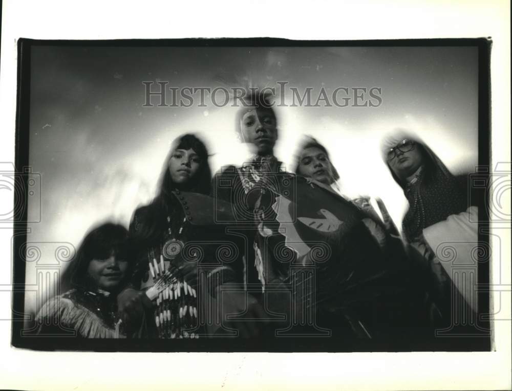 1992 Press Photo Youngsters dressed out in their Native American outfits. - Historic Images