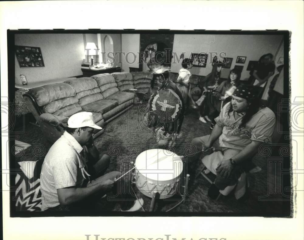 1992 Press Photo Vince Dardar & Grayhawk Perkins drum for dance practice. - Historic Images
