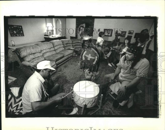1992 Press Photo Vince Dardar & Grayhawk Perkins drum for dance practice. - Historic Images