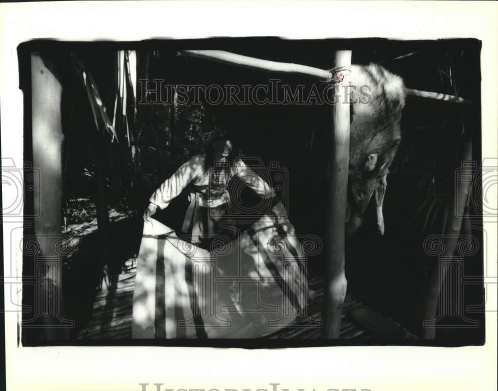 1992 Press Photo Greyhawk Perkins puts the finishing touches on the palmetto hut - Historic Images
