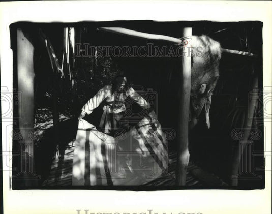1992 Press Photo Greyhawk Perkins puts the finishing touches on the palmetto hut - Historic Images