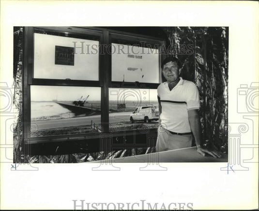 1990 Press Photo Bonnet Carre Spillway Project Manager Kirt Jacob in His Office - Historic Images