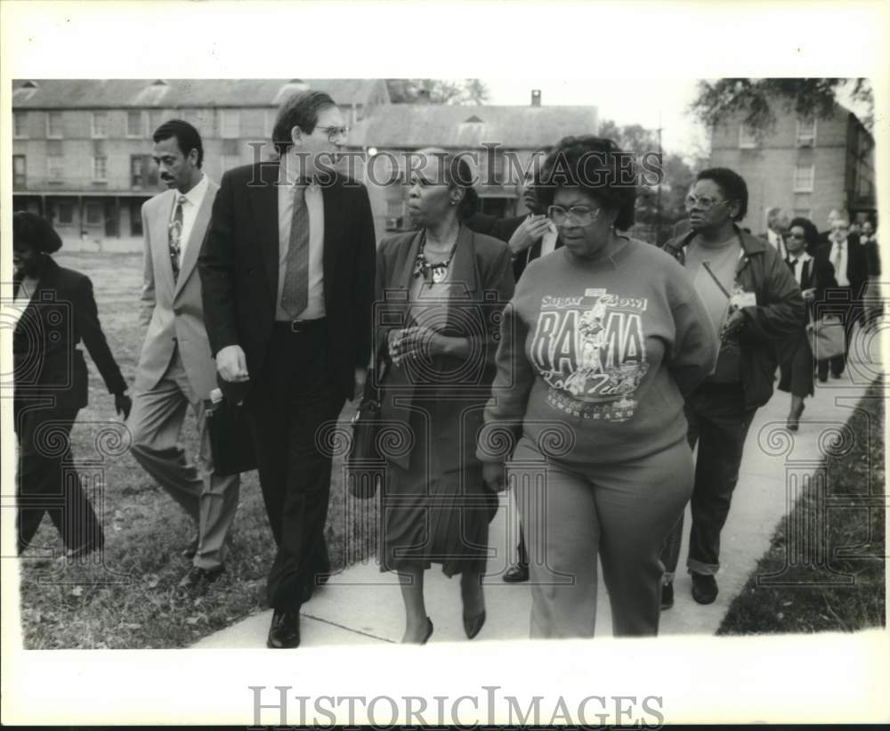 1991 Press Photo Mike Janis of HUD Tours Calliope Project With Tenant Leaders - Historic Images