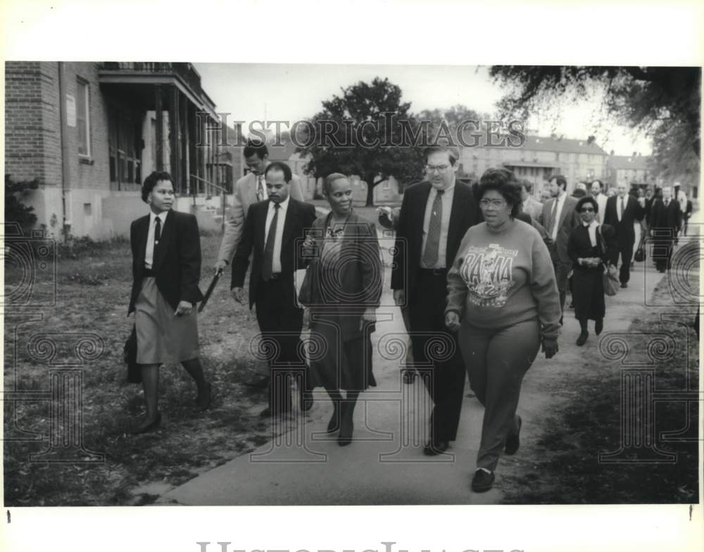 1991 Press Photo HUD Officials Tour Calliope Project with Local Leaders, Tenants - Historic Images