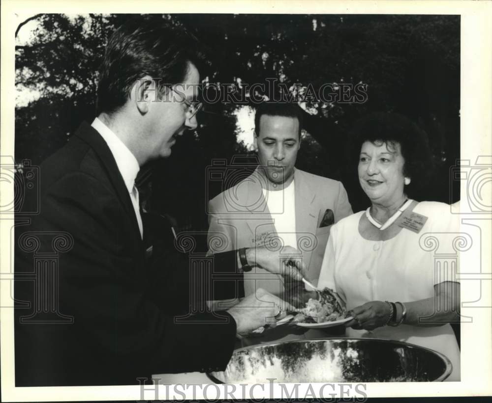 1994 Press Photo Concierge Society Event Attendees Enjoy Buffet Meal - Historic Images