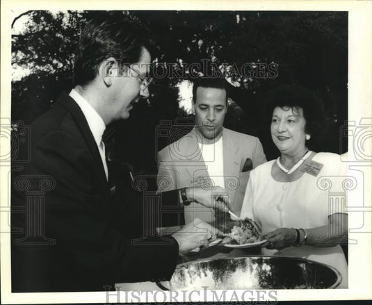 1994 Press Photo Concierge Society Event Attendees Enjoy Buffet Meal - Historic Images