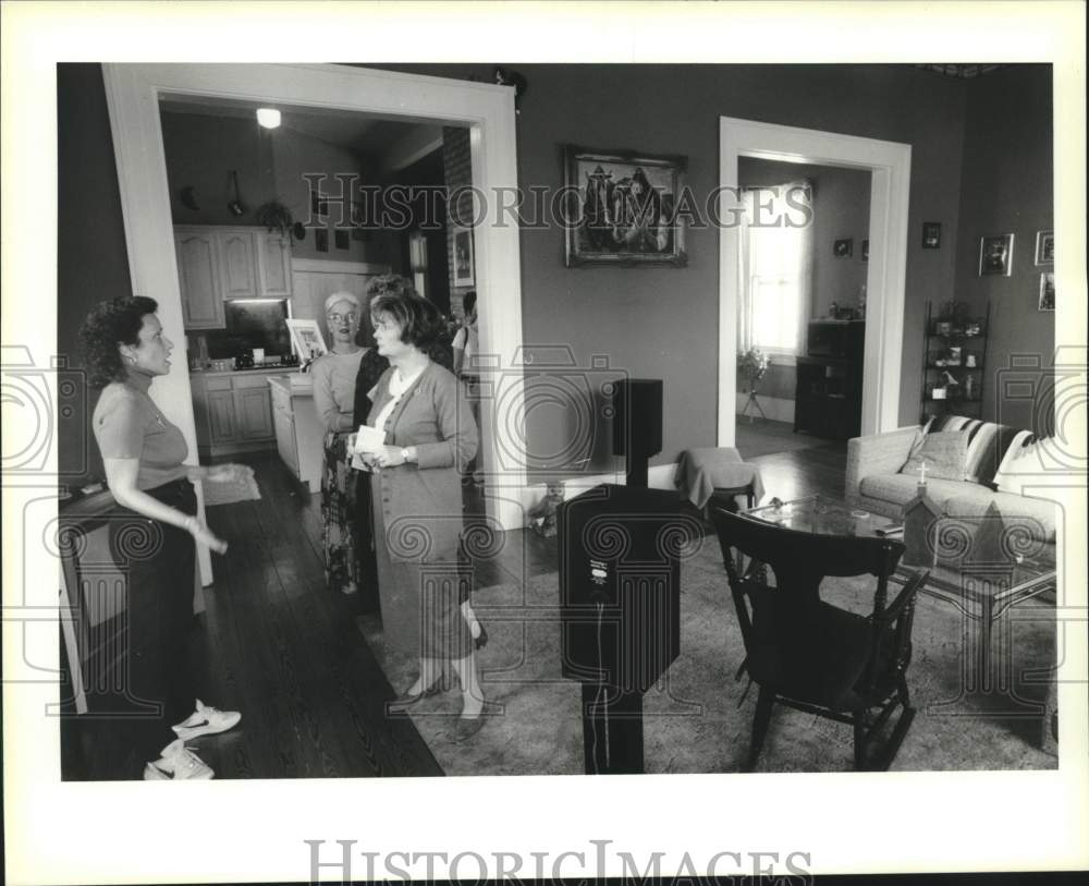 1995 Press Photo Jannet Janes welcomes visitors, Historical Homes &amp; Garden Tour - Historic Images