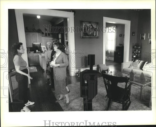 1995 Press Photo Jannet Janes welcomes visitors, Historical Homes & Garden Tour - Historic Images