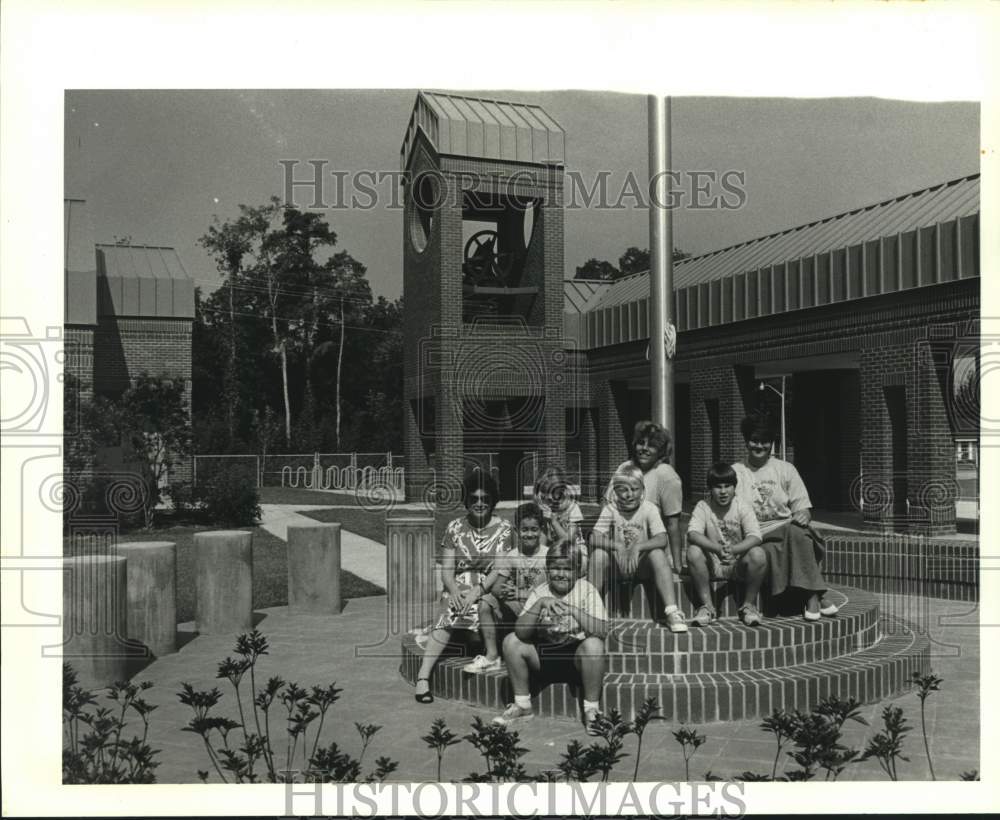 1988 Press Photo Students and parents in front of C.T. Janet Elementary School - Historic Images