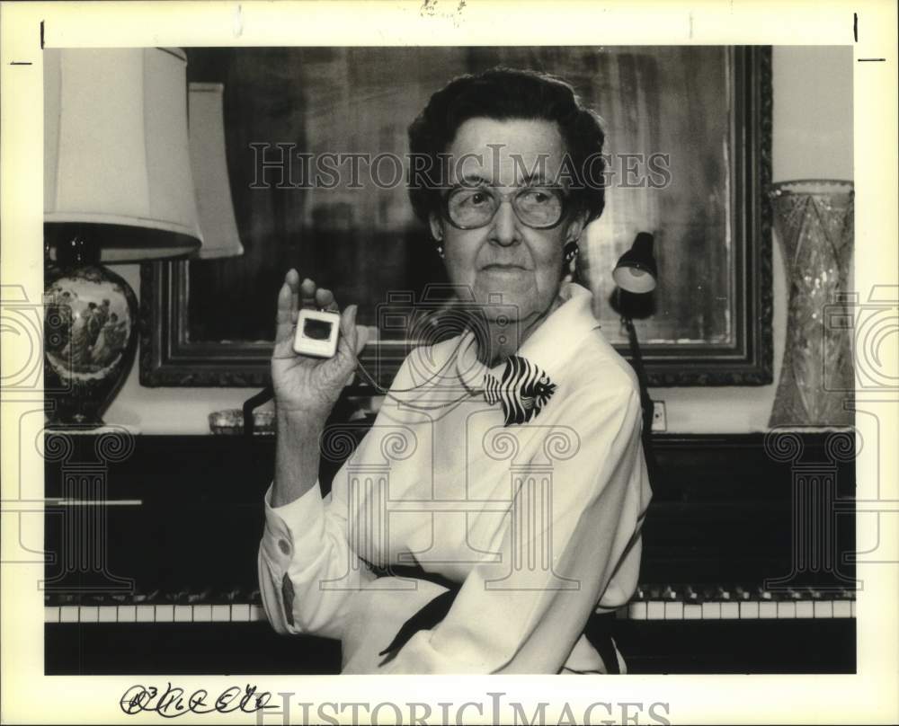 1990 Press Photo Marian Higgins holds a medical alert device - Historic Images