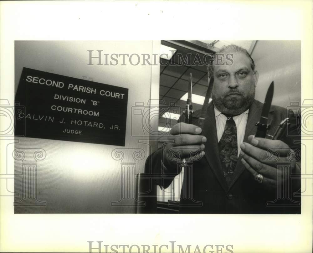 1994 Press Photo Judge Calvin Hotard brought knives confiscated by detector - Historic Images
