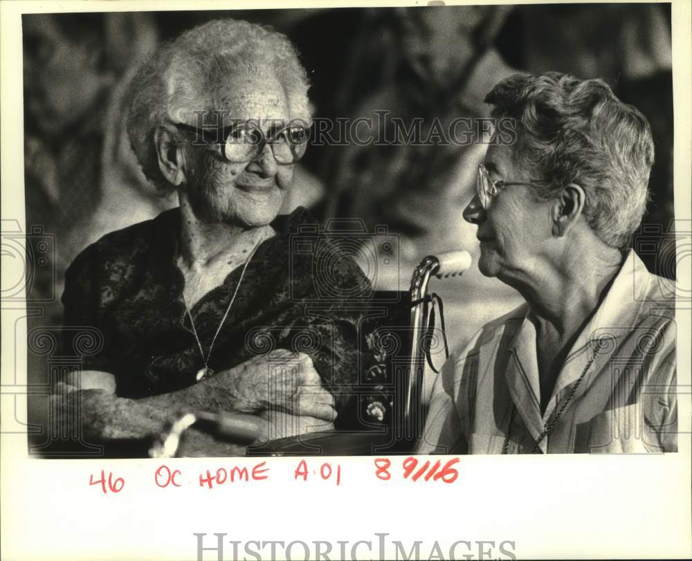 1987 Press Photo Marie Hotard and sister Theresa Callaway at Covenant Home - Historic Images