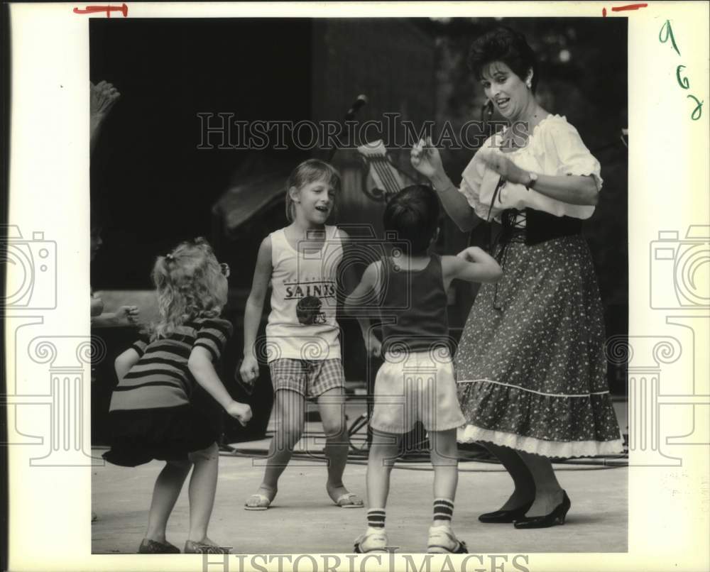 1989 Press Photo Therese Hotard and children during Eurofest at Audobon Park - Historic Images