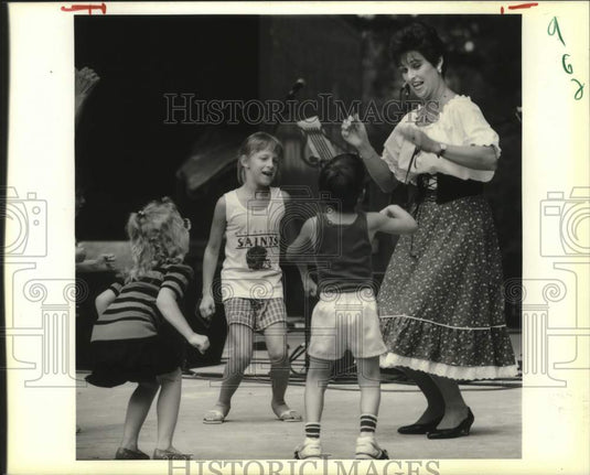 1989 Press Photo Therese Hotard and children during Eurofest at Audobon Park - Historic Images