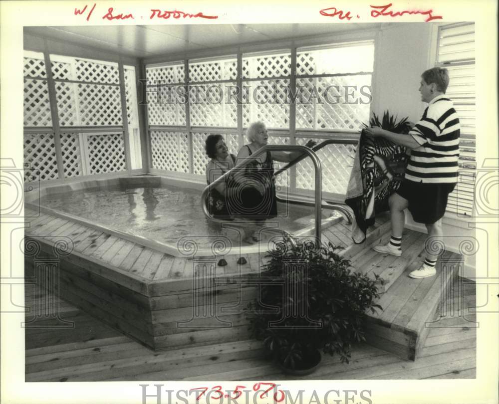 1992 Press Photo Loretta with her mom Loretta Brehm in her new sauna pool - Historic Images