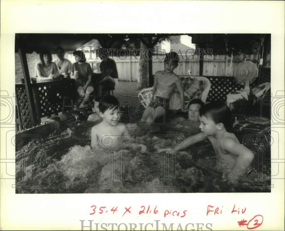 1992 Press Photo Kids play in a spa at the home of Lee Stover in River Ridge - Historic Images