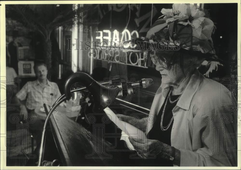 1990 Press Photo Carrie Jamison reading her poetry at Magee&#39;s Cafe, Hot Springs - Historic Images