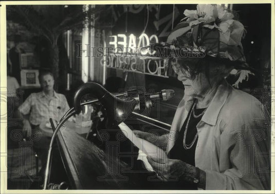 1990 Press Photo Carrie Jamison reading her poetry at Magee's Cafe, Hot Springs - Historic Images