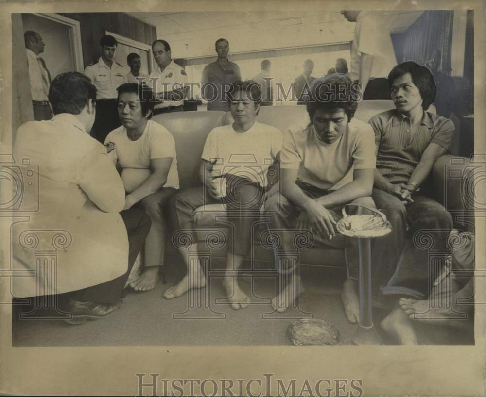 1975 Press Photo Lt. David Irvine interviews crew of British tanker Globtik Sun - Historic Images