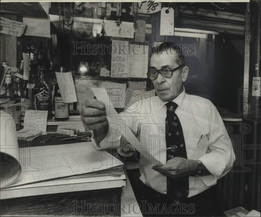 1976 Charlie Giordano supervises inventory, St Charles Avenue Hotel - Historic Images