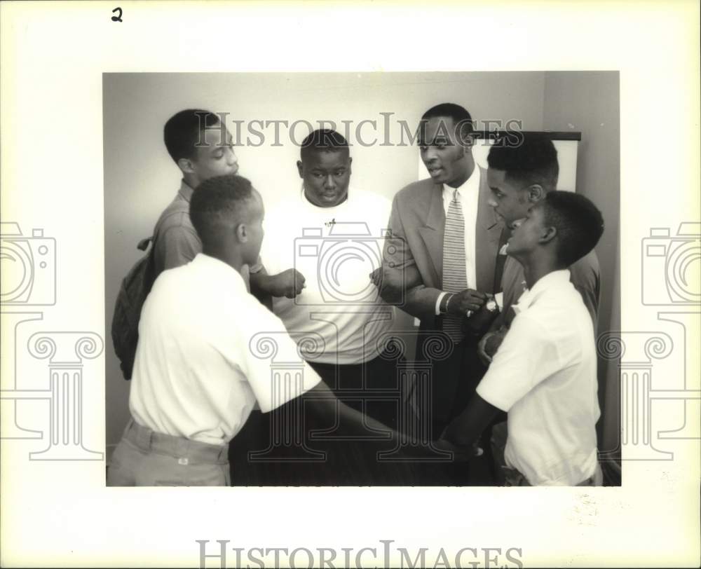 1995 Press Photo Booker Washington High School Clinic head with Charles Harris - Historic Images