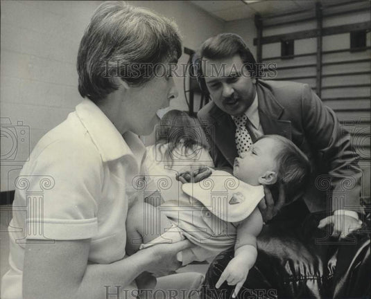 1976 Press Photo Dave Harris captivated by Jamie Lambert at Children's Hospital - Historic Images