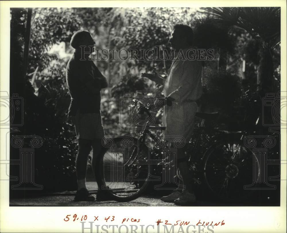 1990 Press Photo Harold Applewhite and customer at Harold&#39;s Plant Shop - Historic Images