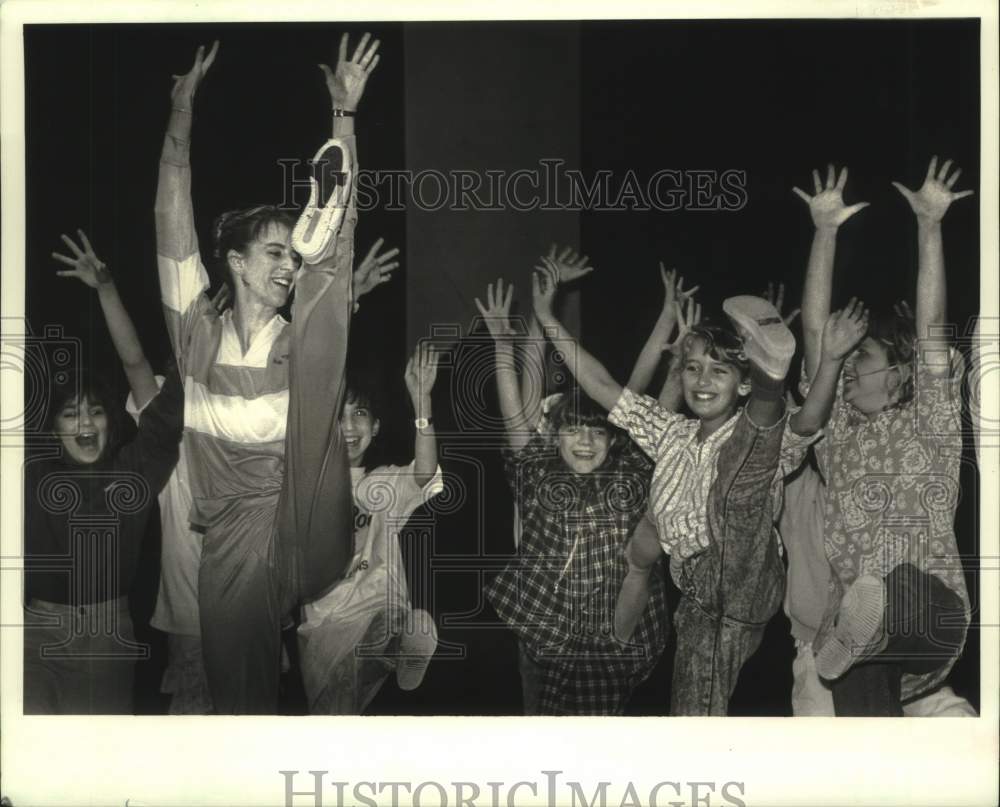 1988 Press Photo Debbie Inkster of Ballet Oregon teaches girls -Ursuline Academy - Historic Images