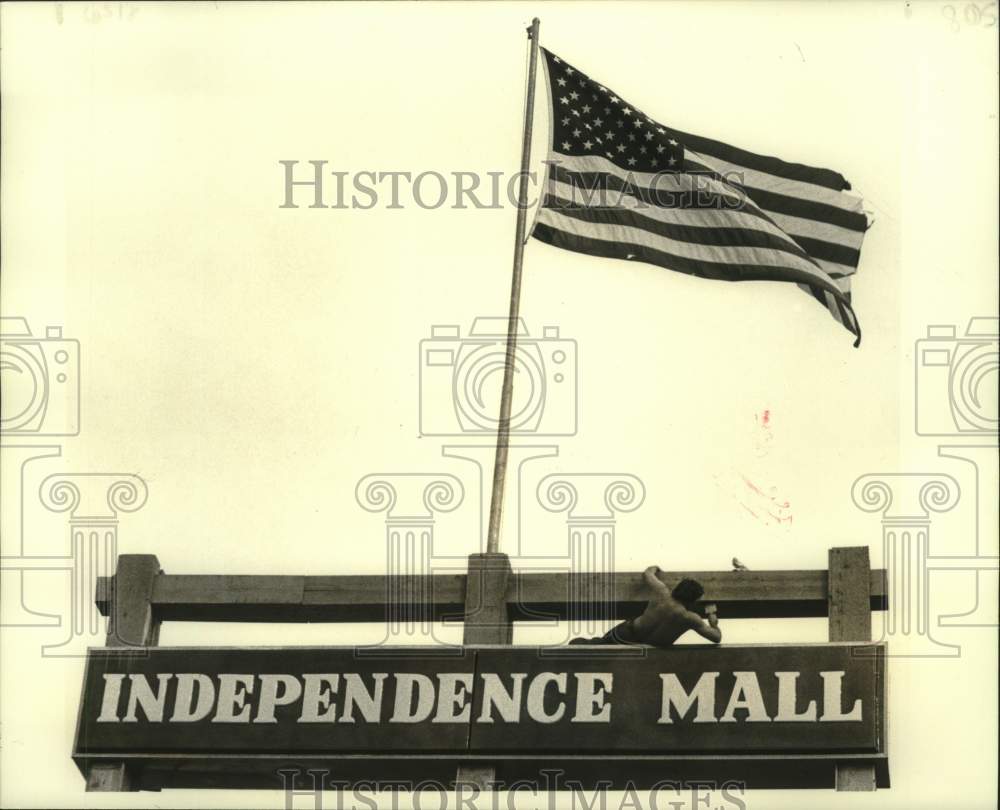 1980 Press Photo Local sign painter Jimmy Knickies- Independence Mall Sign - Historic Images