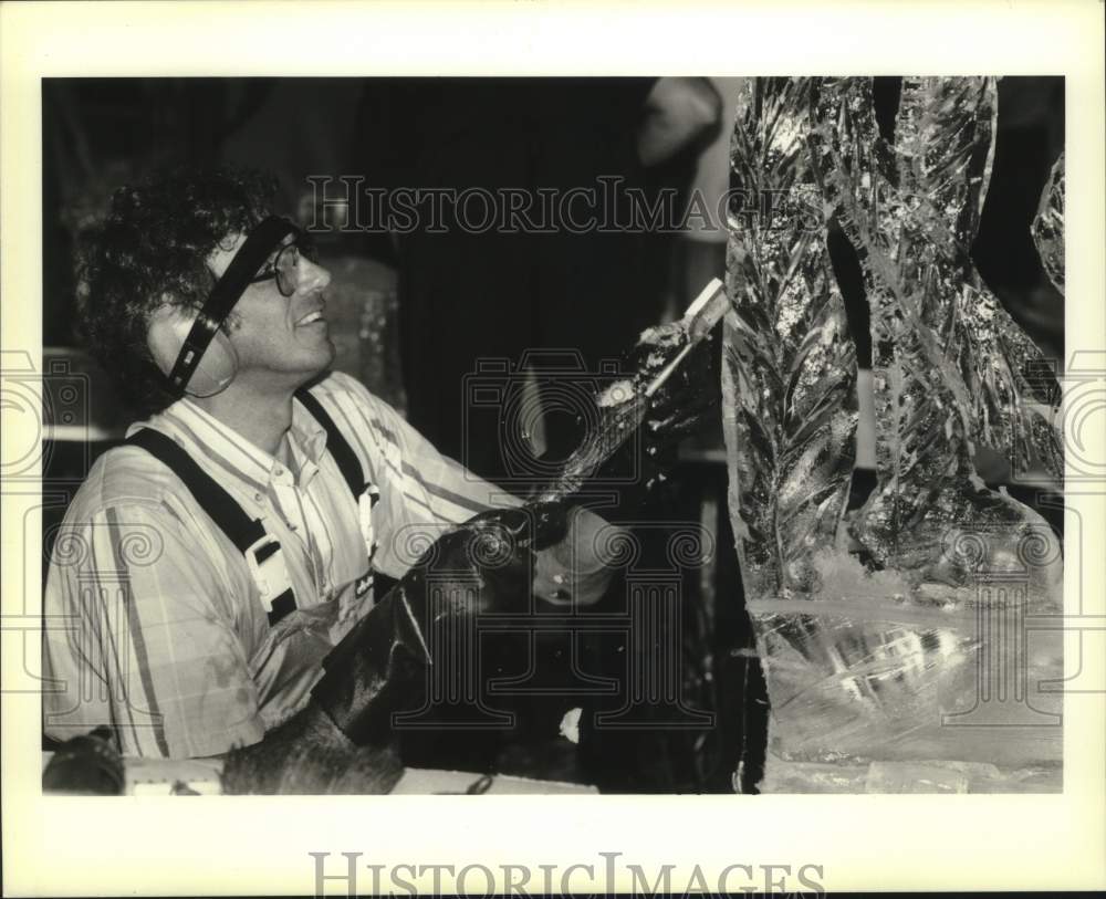 1990 Press Photo Mack Wincker during ice carving competition at the Hilton - Historic Images