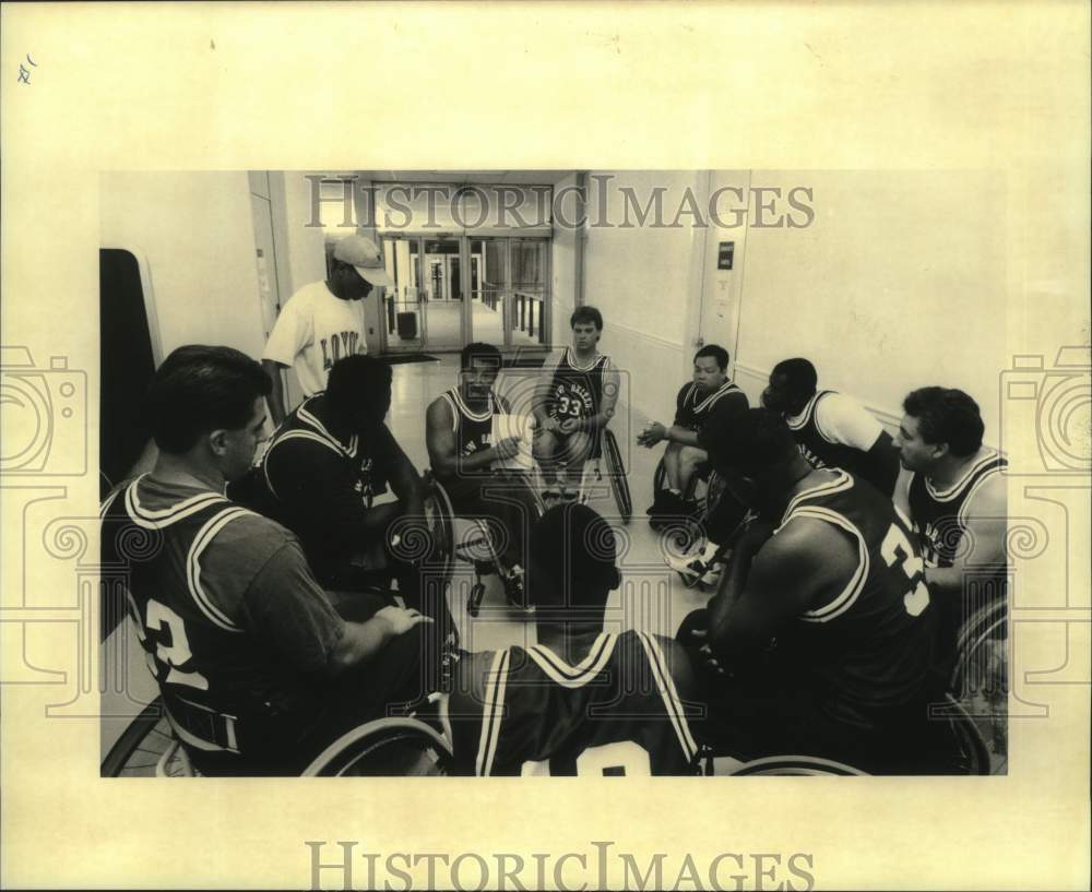 1994 Press Photo Rollin&#39; Rhinos Wheelchair Basketball team huddle before game - Historic Images