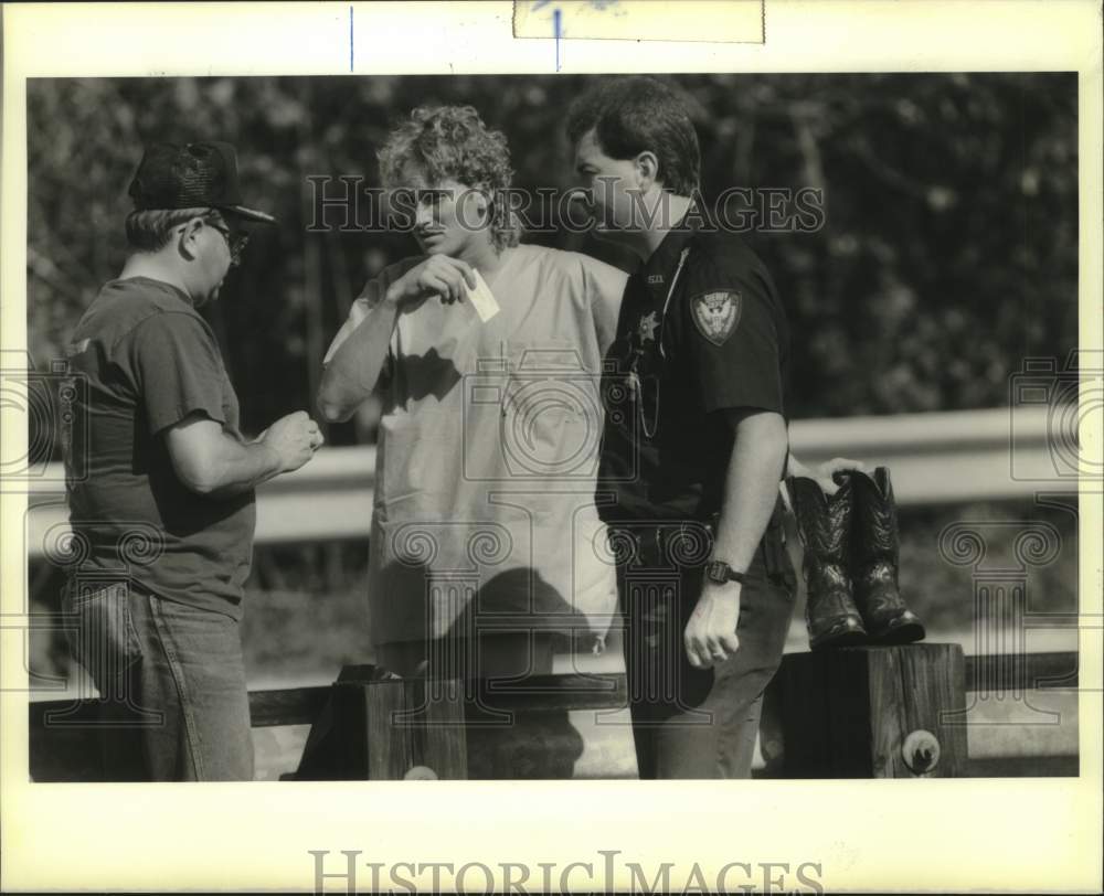 1989 Press Photo Lt. Rick Hylander of St. John Office talks with Troy Skjeveland - Historic Images