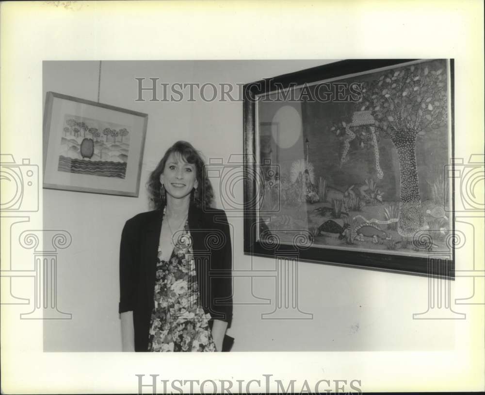 1993 Press Photo Sue Ann Hyer exhibits her paintings at Mandeville City Hall - Historic Images