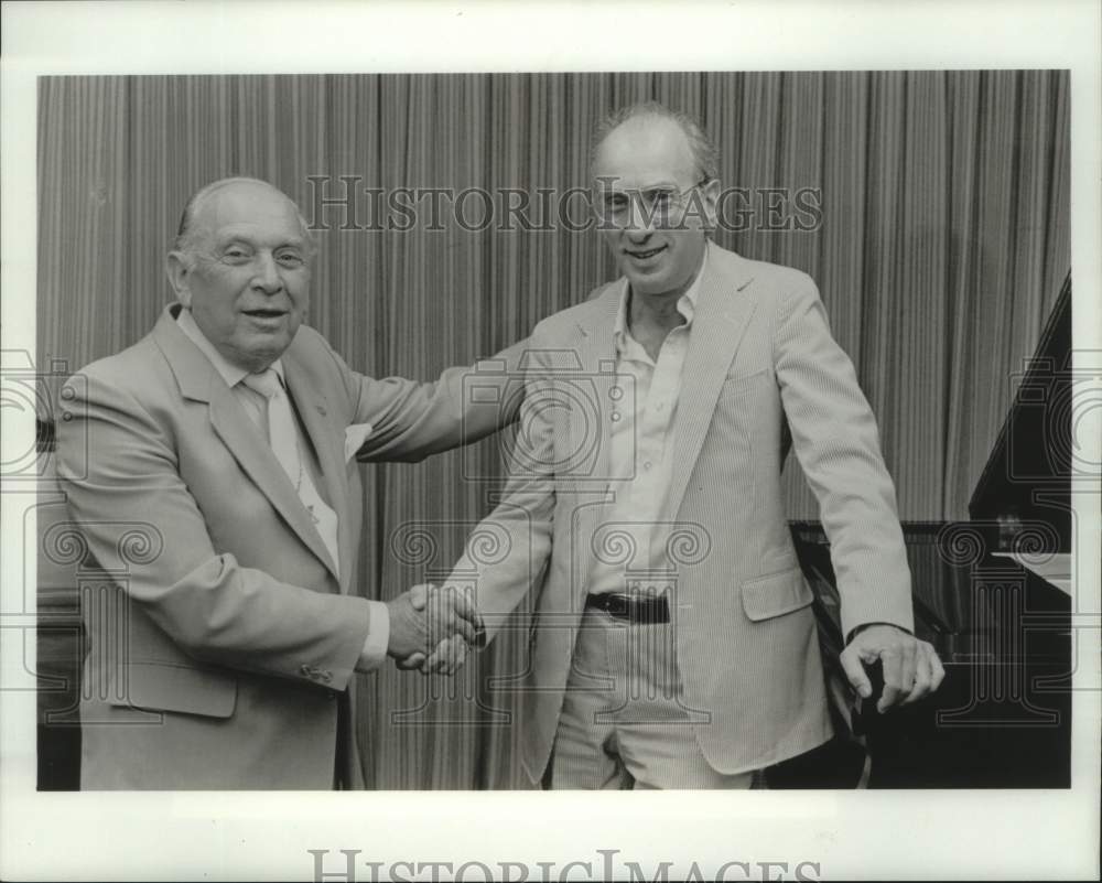 1987 Press Photo Piano virtuoso Dick Hyman congratulated by Joseph Tushinsky - Historic Images