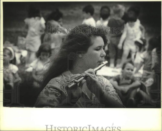 1991 Press Photo Ann Hutchesoin plays the flute - Historic Images