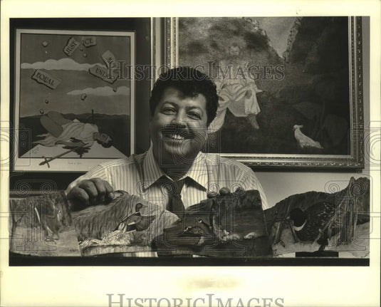 1987 Press Photo Sgt. Michael Hussey Sr. of NOPD displaying his art work at work - Historic Images