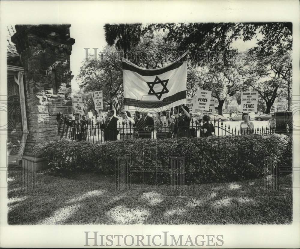 1976 Press Photo Protesters shown with pro-Israel signs - nob41538 - Historic Images