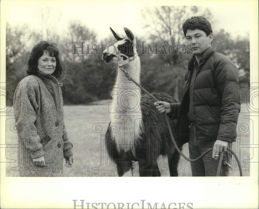 1989 Press Photo Midge and York Iguchi with 5 1/2 year old llama, Gentle Ben - Historic Images