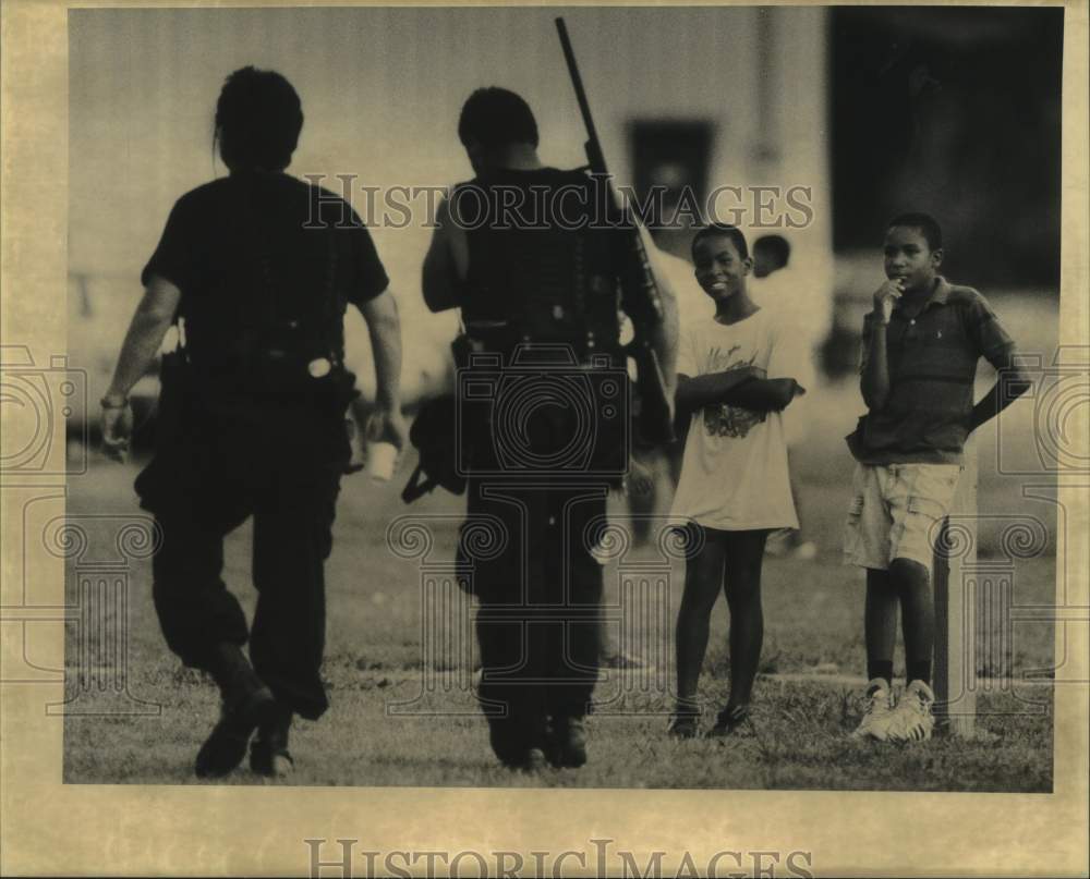 1990 Press Photo Members of the SWAT team move into position at Harbor Apartment - Historic Images