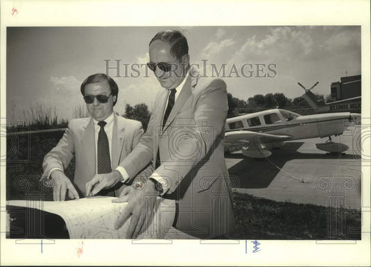 1986 Press Photo John Ikard of Columbia Property Management and Joseph Michelli - Historic Images