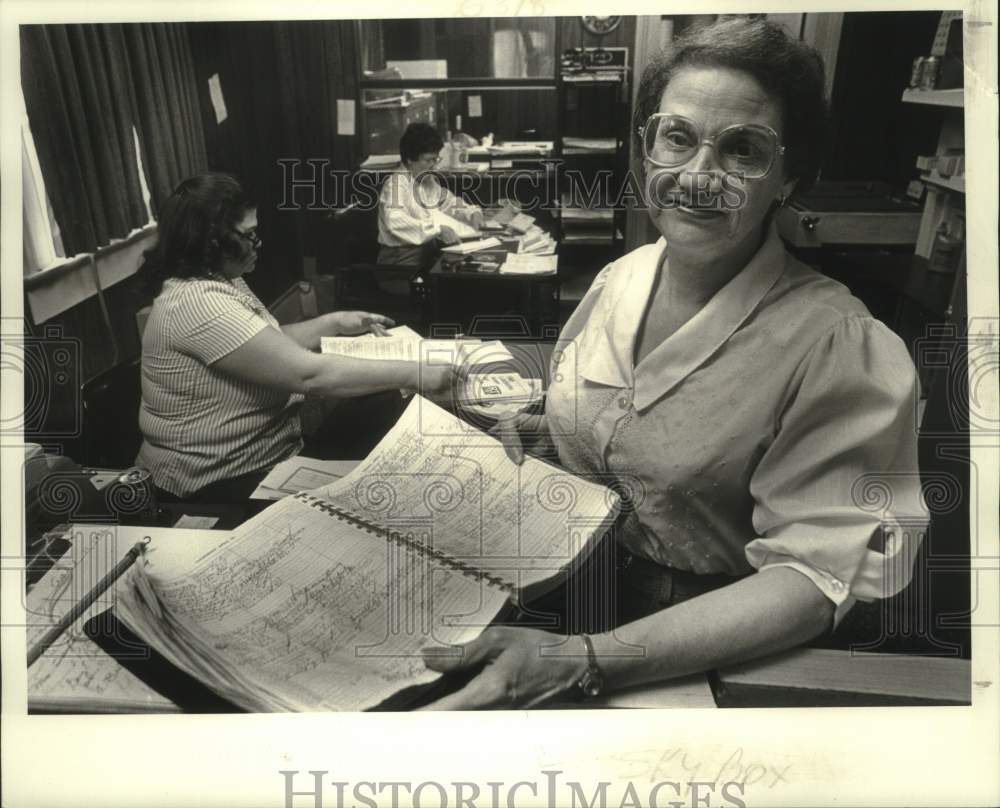 1986 Press Photo Sybill Duhon, office manager of Franklin Tax Service - Historic Images