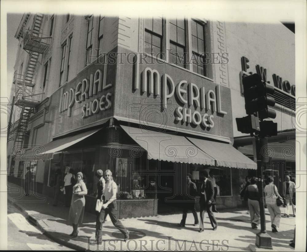 1977 Press Photo Imperial Shoe Store on Bourbon and Canal Street New Orleans - Historic Images