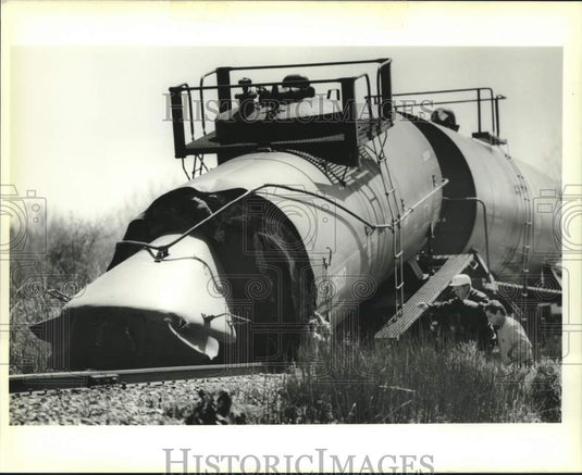 1989 Press Photo Illinois Central Railroad workers survey damage from derailment - Historic Images